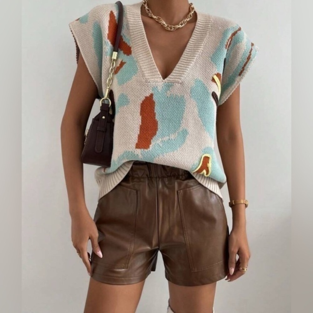 💋NWT Graphic Abstract Batwing Sleeve Sweater Vest - M beige - luxe animal print - Picture 5 of 8